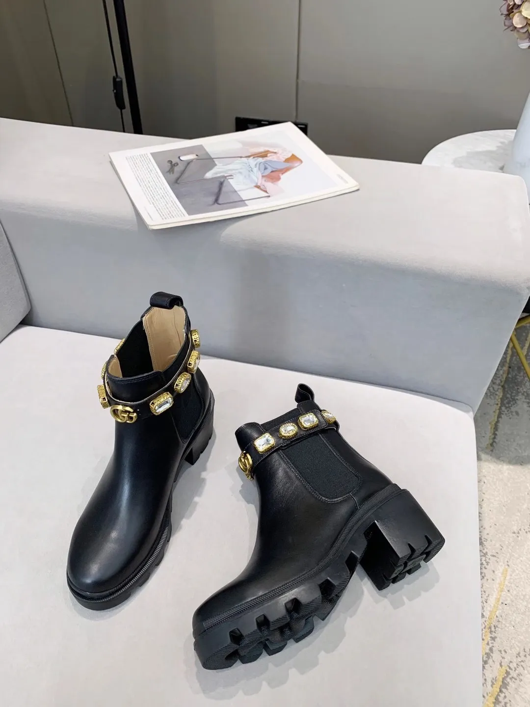 👟👟Ex-factory price 520👟👟 Cowhide new version of Gucci GUCCI hot sale✅ 6-inch ankle boots 🎉Separate edge bead layout and cowhide layout Very easy to match 👍Elastic trim on both sides makes it easy to put on and take off. It has removable brilliant crystal diamonds💎. The engraved trim wraps the crystal, which is particularly retro British style. The front is decorated with LOGO double G accessories. ✅ Heel height: 6cm Fabric: Imported cowhide 🐂 Inner lining/foot pads: upgraded cowhide 🐂 Color: black Code number: 34-40. 34 and 41 42 need to be customized Packaging: Comes with card and cloth bag.